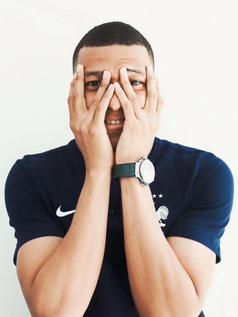 自意甲首秀以来代表同一球队参与超过100球，莱奥是同期第4人