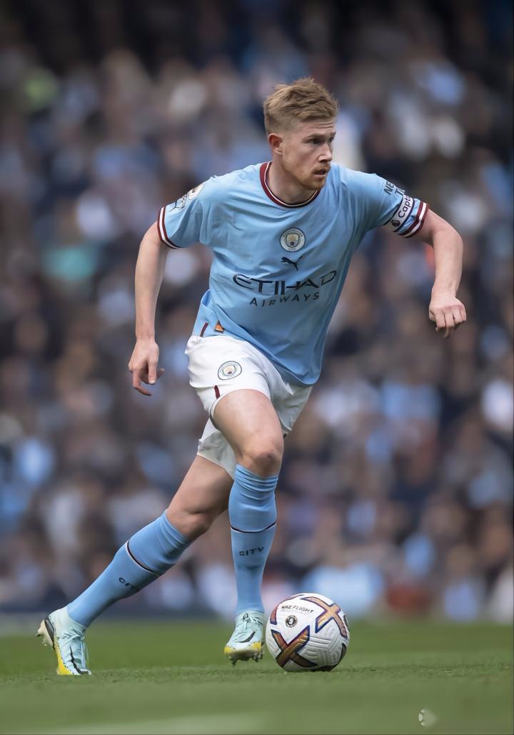 热刺全队已经抵达韩国，孙兴慜、梁民革举韩国国旗合照